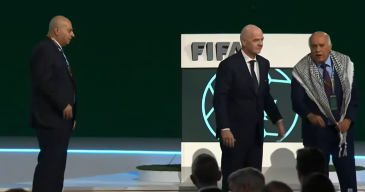 El tenso momento en el que Gianni Infantino intenta que los representantes de Israel y Palestina se den la mano: el palestino se niega