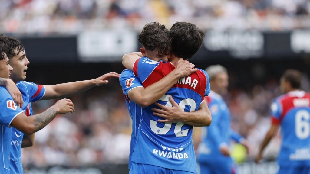 Iker Luque y Miguel Cubo celebran goles en Mestalla con sus compañeros del Atlético