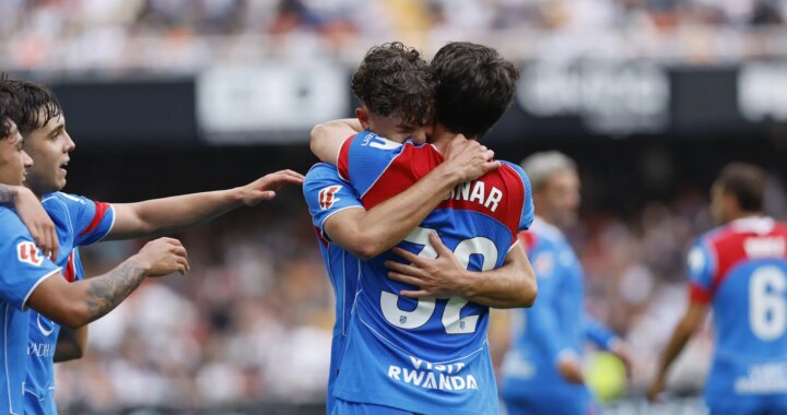 Iker Luque y Miguel Cubo celebran goles en Mestalla con sus compañeros del Atlético