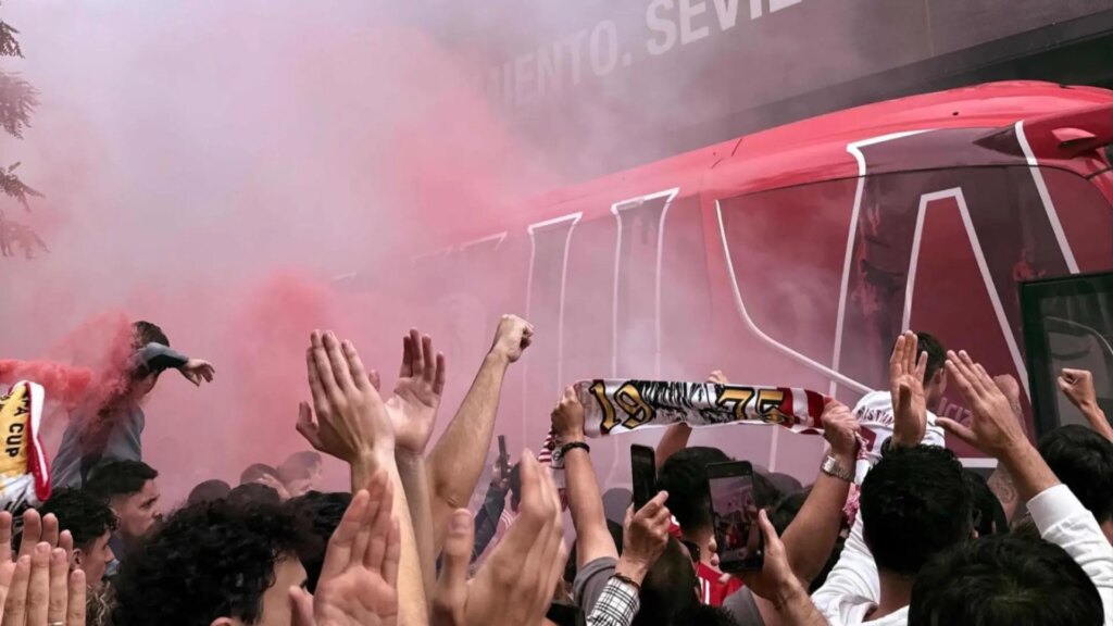 Aficionados del Sevilla FC cantando y apoyando al equipo en el estadio Rámon Sánchez Pizjuán