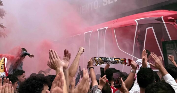 Aficionados del Sevilla FC cantando y apoyando al equipo en el estadio Rámon Sánchez Pizjuán