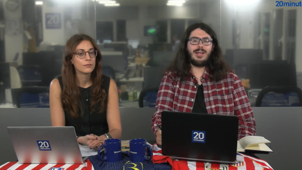 Un comentarista de fútbol haciendo una transmisión en vivo con una expresión de mala suerte