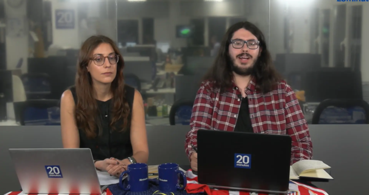 Un comentarista de fútbol haciendo una transmisión en vivo con una expresión de mala suerte