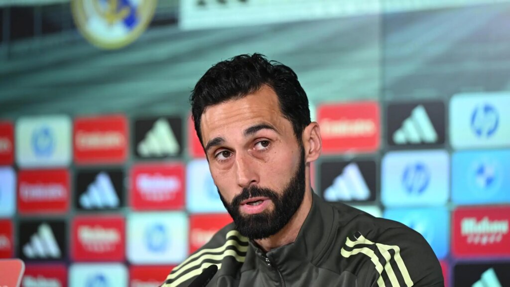 Arbeloa en una rueda de prensa con gesto de descontento