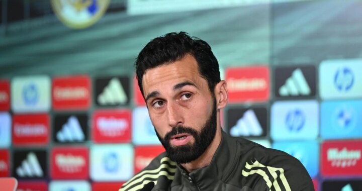 Arbeloa en una rueda de prensa con gesto de descontento