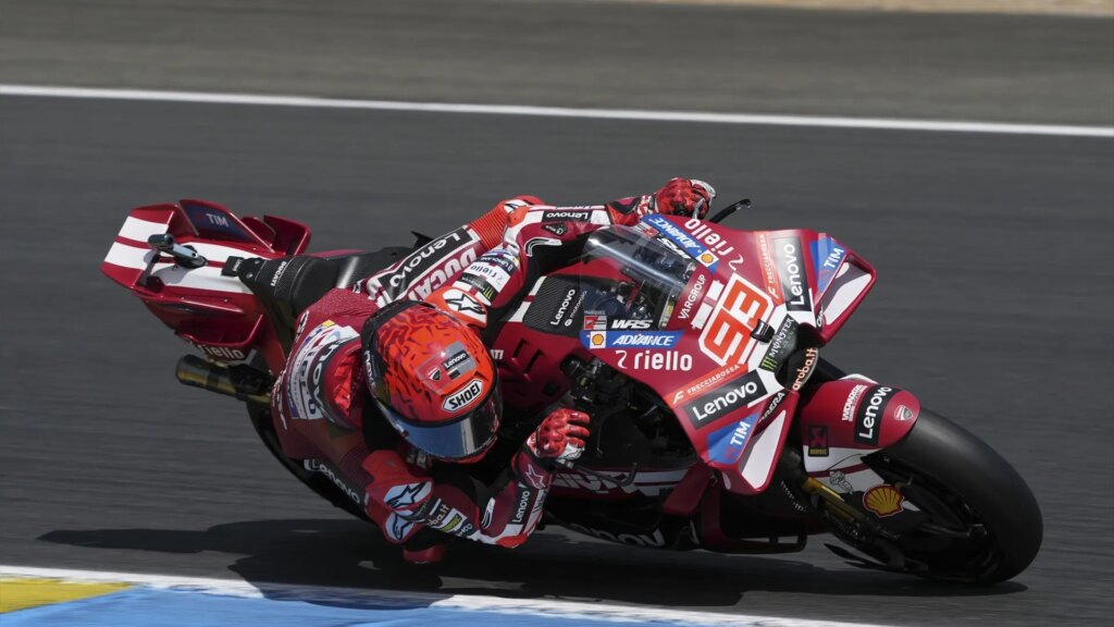 Marc Márquez en una imagen de su motocicleta tras una caída en el circuito de Le Mans