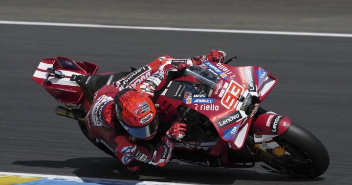Marc Márquez en una imagen de su motocicleta tras una caída en el circuito de Le Mans
