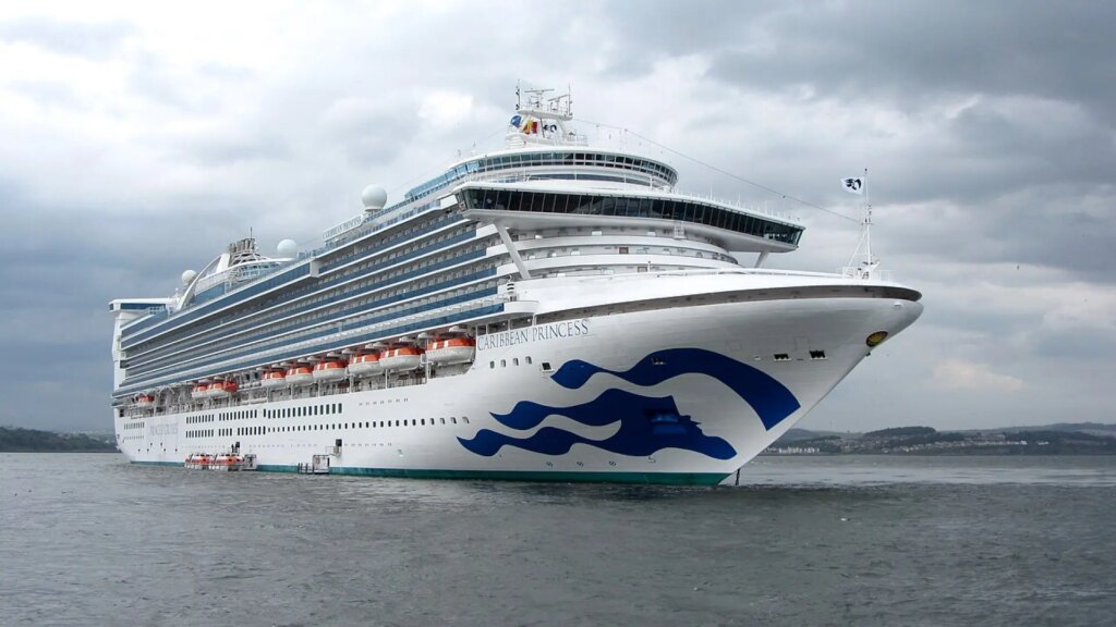 Imagen de un crucero en el mar Caribe con pasajeros en aislamiento por norovirus