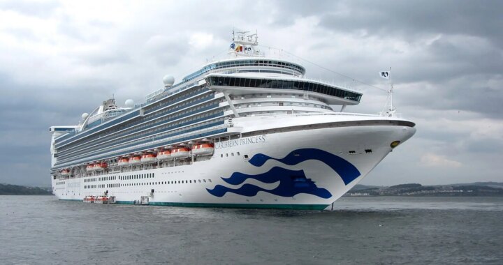 Imagen de un crucero en el mar Caribe con pasajeros en aislamiento por norovirus