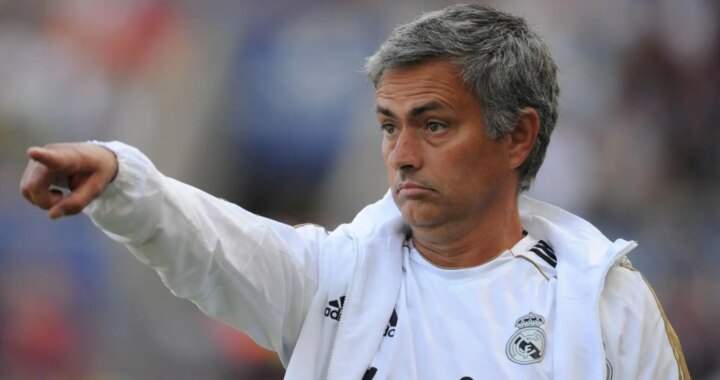 José Mourinho sonriendo en una imagen de archivo, listo para dirigir al Real Madrid