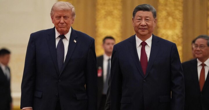 El presidente chino Xi Jinping habla con el presidente de EEUU Donald Trump
