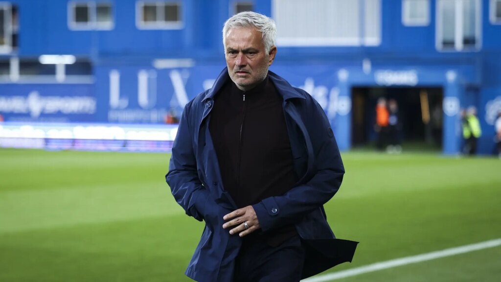 Mourinho en una rueda de prensa sonriendo y hablando con los medios de comunicación