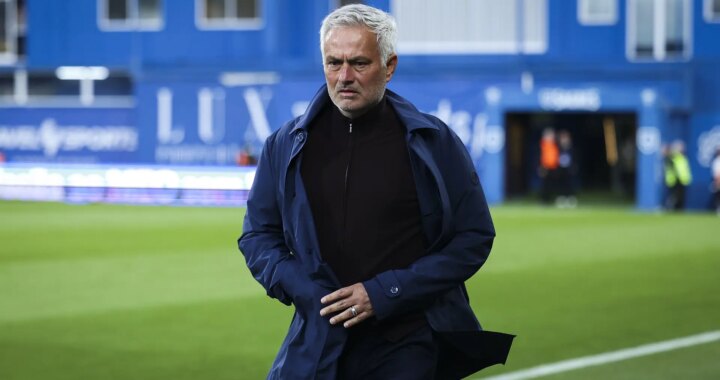Mourinho en una rueda de prensa sonriendo y hablando con los medios de comunicación