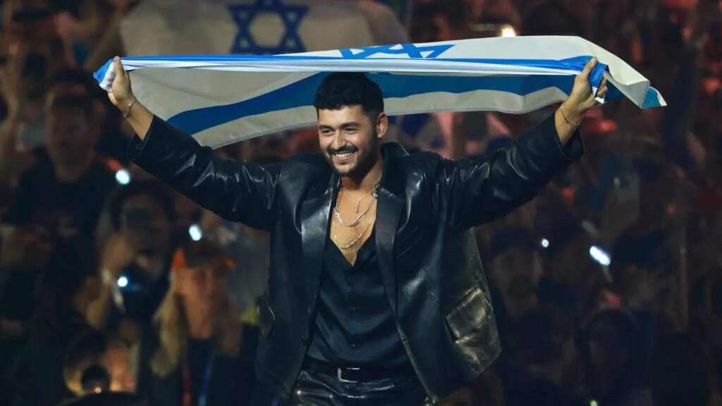 Noam Bettan sonriendo tras recibir felicitaciones por su segundo puesto en Eurovisión
