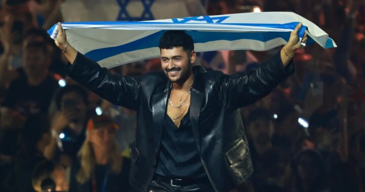 Noam Bettan sonriendo tras recibir felicitaciones por su segundo puesto en Eurovisión