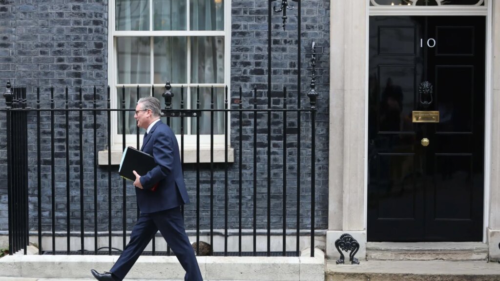 Imagen de la puerta giratoria de Downing Street, reflejando la inestabilidad política en el Reino Unido
