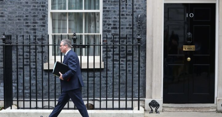Imagen de la puerta giratoria de Downing Street, reflejando la inestabilidad política en el Reino Unido