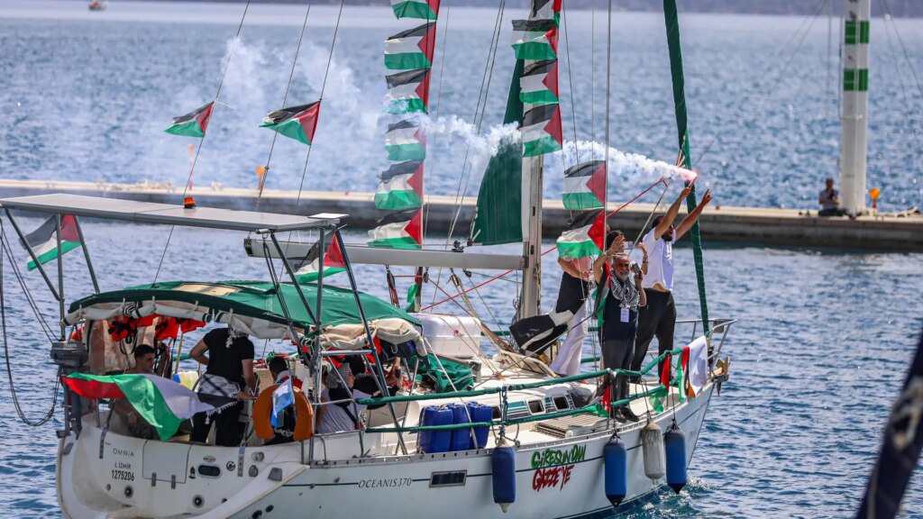 Activistas en una embarcación de la flotilla humanitaria rumbo a Gaza