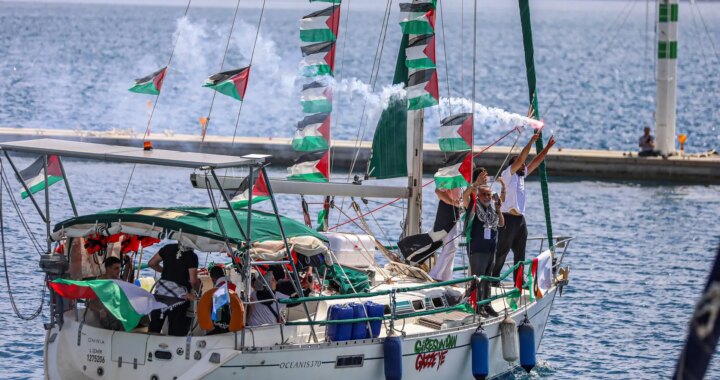 Activistas en una embarcación de la flotilla humanitaria rumbo a Gaza