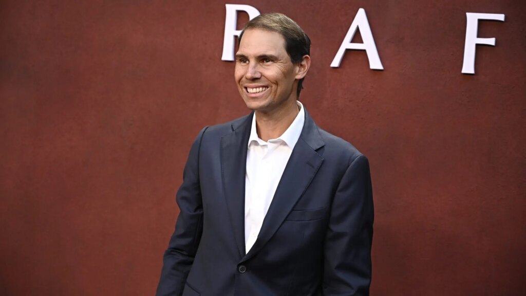 Rafa Nadal con expresión seria en primer plano, simbolizando el dolor tras confesar secuelas por antiinflamatorios en su carrera tenisística