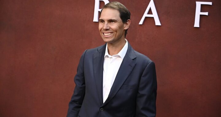 Rafa Nadal con expresión seria en primer plano, simbolizando el dolor tras confesar secuelas por antiinflamatorios en su carrera tenisística