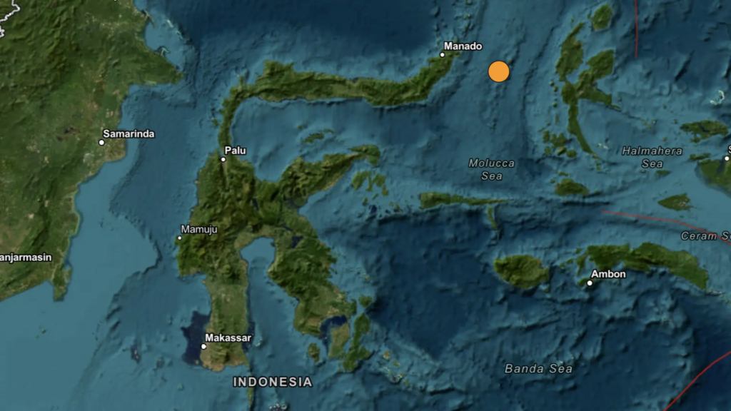 Mapa sísmico del Mar de las Molucas con epicentro marcado a 47 km de profundidad cerca de Bitung