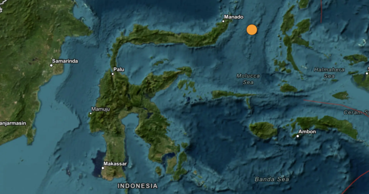 Mapa sísmico del Mar de las Molucas con epicentro marcado a 47 km de profundidad cerca de Bitung