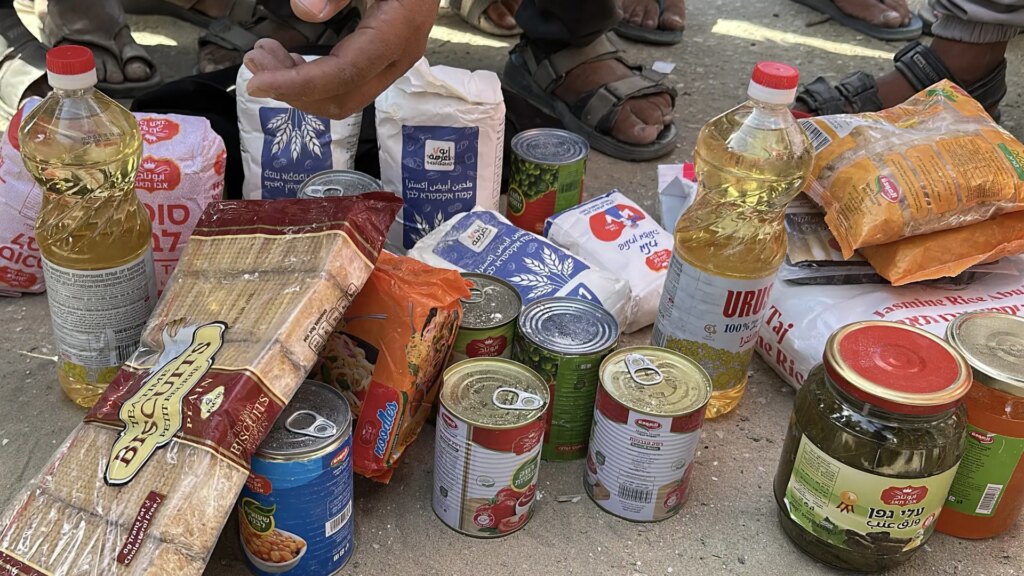 Manifestantes en Gaza muestran ollas vacías y carteles con 'El hambre se descontrola' durante protestas por recorte de raciones