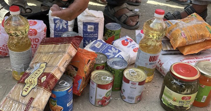 Manifestantes en Gaza muestran ollas vacías y carteles con 'El hambre se descontrola' durante protestas por recorte de raciones
