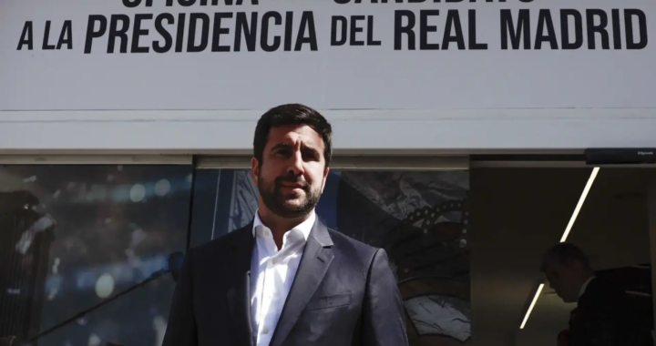 Enrique Riquelme señala el Bernabéu desde su sede electoral en Castellana, con carteles de 'Democracia ya' y socios a sus espaldas