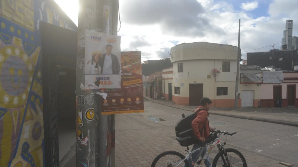 Ciudadanos votan en Colombia bajo carteles de candidatos con propuestas radicalmente opuestas sobre paz y seguridad