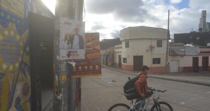 Ciudadanos votan en Colombia bajo carteles de candidatos con propuestas radicalmente opuestas sobre paz y seguridad