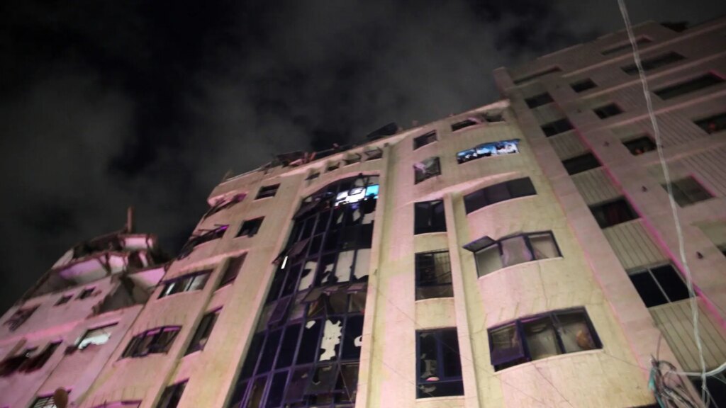 Edificio bombardeado en Gaza tras ataque israelí que eliminó al líder militar de Hamás y su familia en 2025