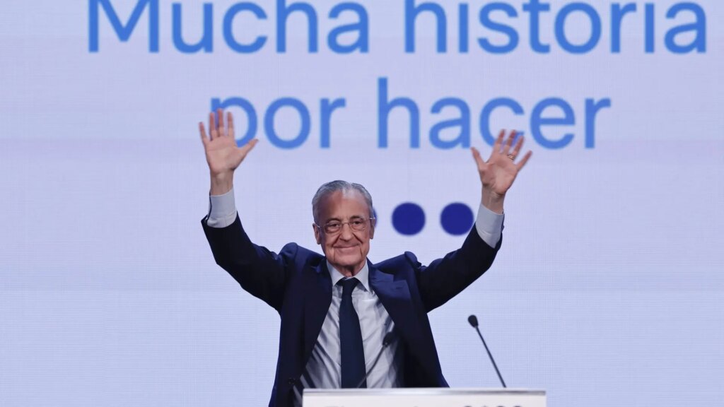 Florentino Pérez en mitin electoral rodeado de leyendas como Ronaldo Nazário, con carteles de '15 Champions' al fondo y socios ovacionando