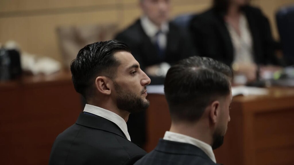 Sala de juicio con la denunciante declarando ante el tribunal por agresión sexual de Rafa Mir, rostro tenso y micrófono