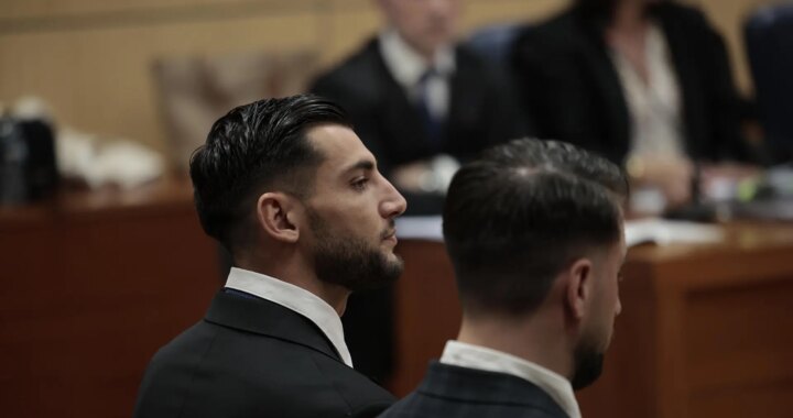 Sala de juicio con la denunciante declarando ante el tribunal por agresión sexual de Rafa Mir, rostro tenso y micrófono