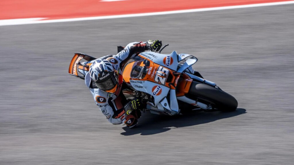 Raúl Fernández celebra su victoria en Mugello 2024 con la Aprilia RS-GP, levantando el puño en el podio mientras Jorge Martín observa de cerca