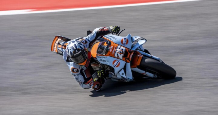 Raúl Fernández celebra su victoria en Mugello 2024 con la Aprilia RS-GP, levantando el puño en el podio mientras Jorge Martín observa de cerca