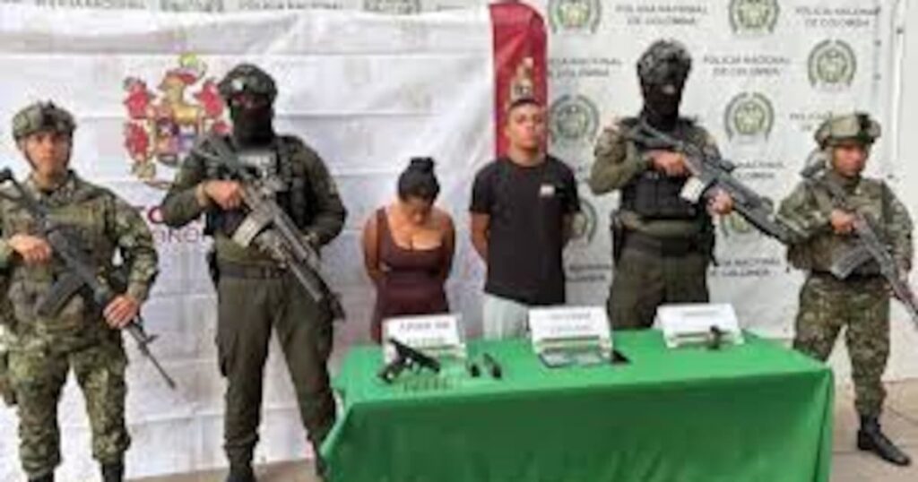 Arsenal incautado a 'La Máquina' y 'Tatiana' en Riohacha: granadas, pistola y municiones del Clan Pachenca sobre una mesa policial