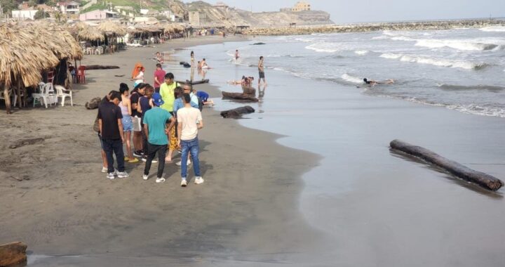 Imagen de una playa con gente corriendo y policías en el lugar tras un ataque armado