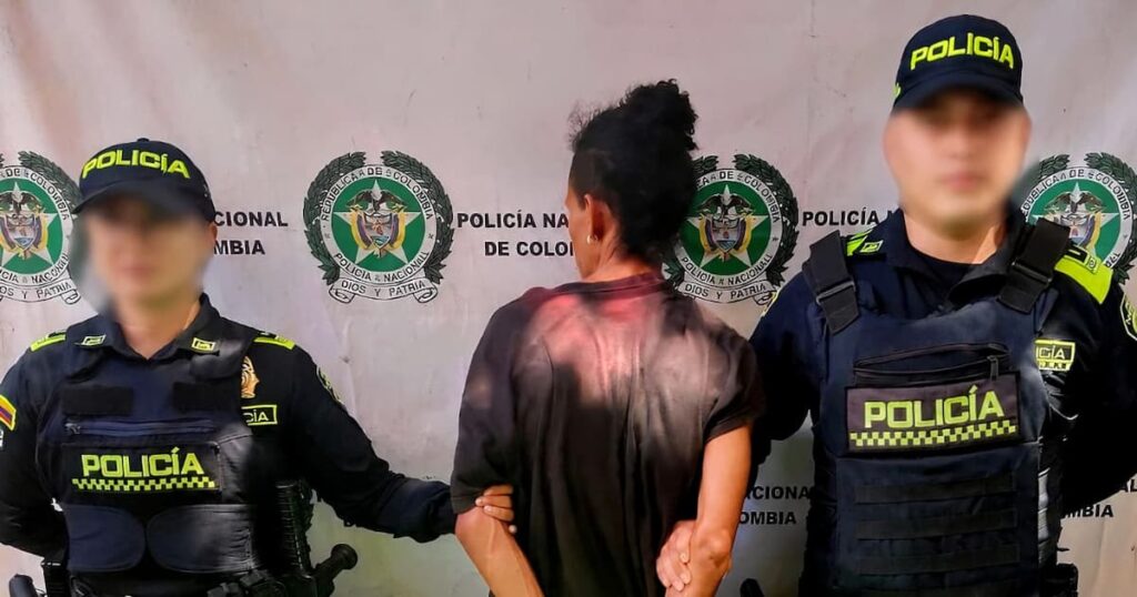 Agentes revisan 220 dosis de base de coca incautadas a 'Miguelito' y 'Juanda' en operativos en Pie del Cerro y El Toril