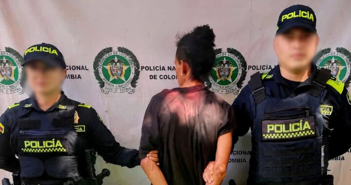 Agentes revisan 220 dosis de base de coca incautadas a 'Miguelito' y 'Juanda' en operativos en Pie del Cerro y El Toril