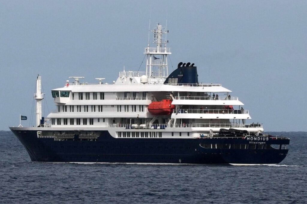 Imagen de un crucero en el mar con medidas de precaución de seguridad por brote de hantavirus