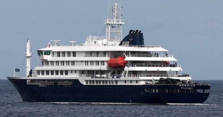Imagen de un crucero en el mar con medidas de precaución de seguridad por brote de hantavirus