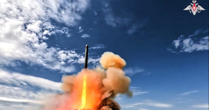 Imagen de un misil balístico intercontinental ruso RS-28 Sarmat, apodado 'Satán II' por la OTAN