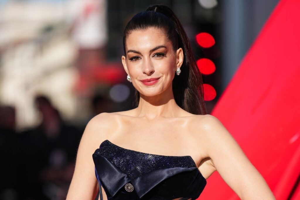 Anne Hathaway en close-up con mirada intensa, simbolizando su lucha silenciosa contra la ceguera parcial no diagnosticada durante una década