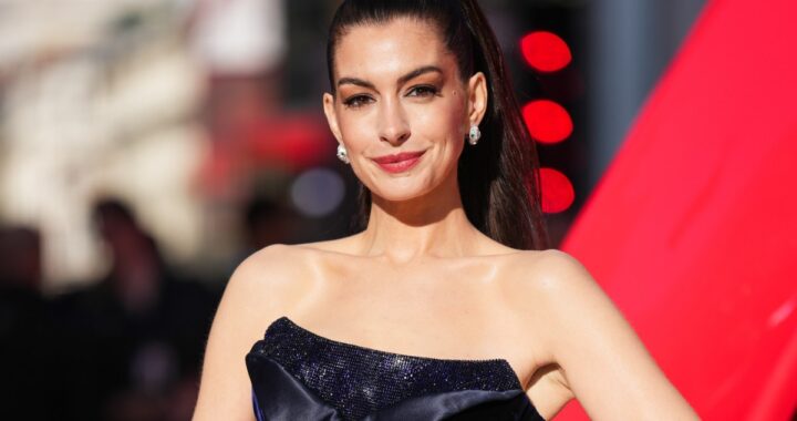 Anne Hathaway en close-up con mirada intensa, simbolizando su lucha silenciosa contra la ceguera parcial no diagnosticada durante una década