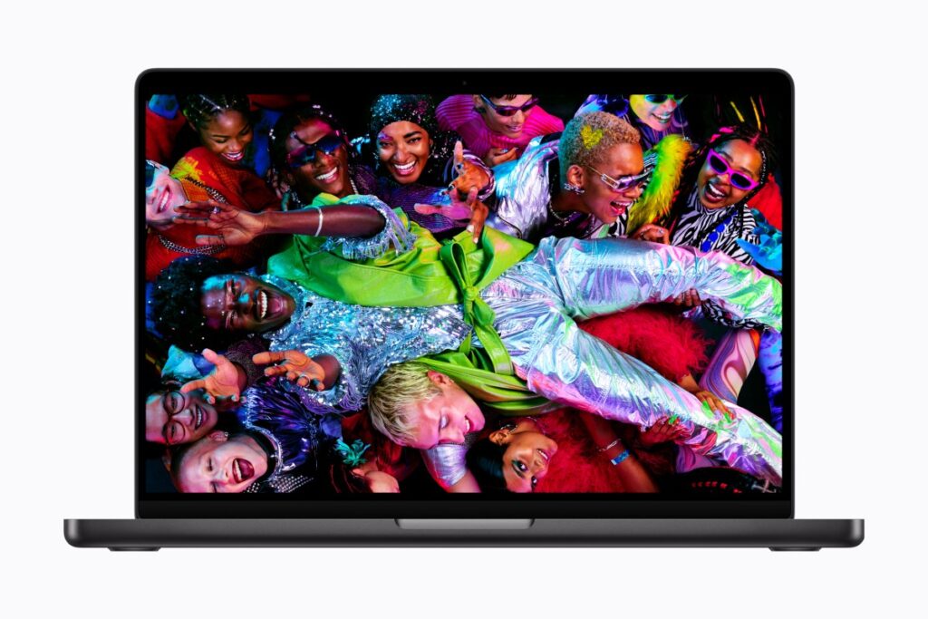 Prototipo del MacBook Pro OLED 2026 mostrando su pantalla tándem con negros profundos y brillo extremo en un entorno de edición profesional