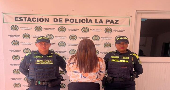 Mujer con zapatos que contienen droga oculta