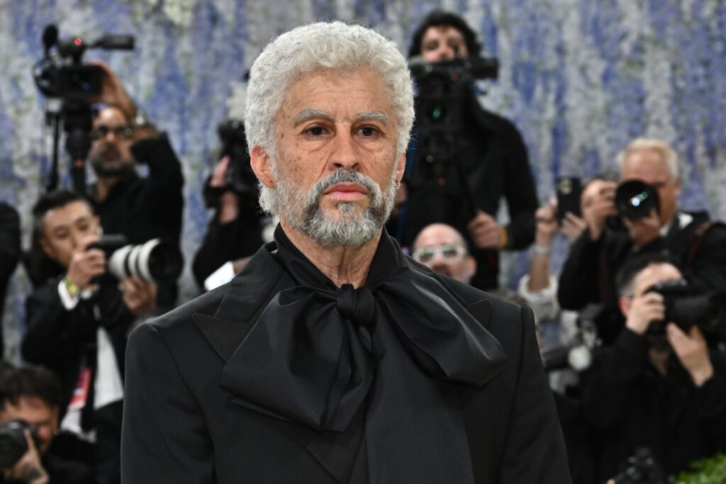 Bad Bunny con aspecto de anciano y un bastón en la Met Gala, rodeado de las Kardashians